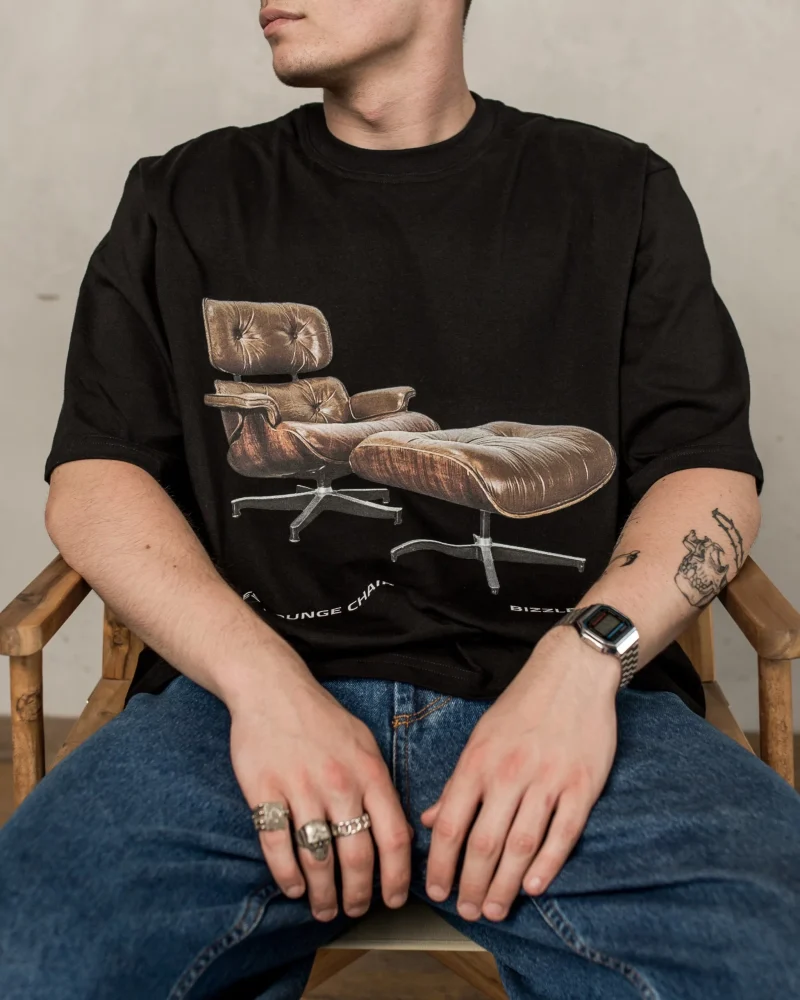 BIZZLE CHAIR TEE BLACK