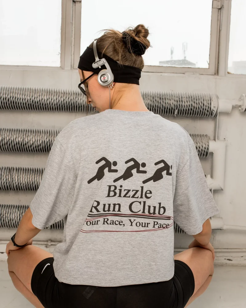 BIZZLE RUNNING CLUB TEE LIGHT GREY