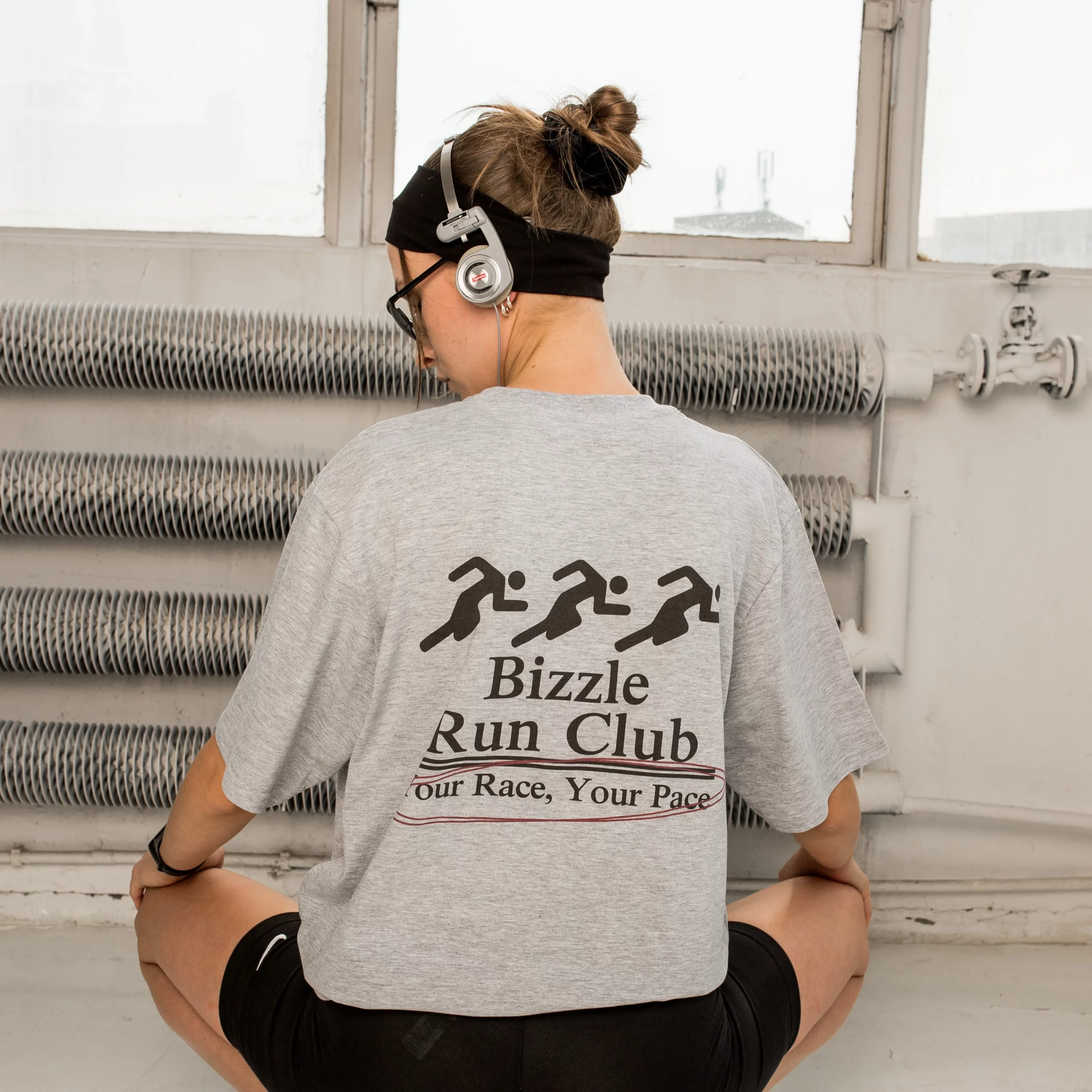 BIZZLE RUNNING CLUB TEE LIGHT GREY